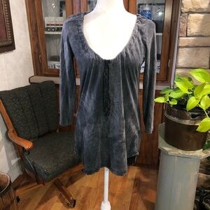 SILVER CHARM SIZE SMALL GRAY DISTRESSED LONG SLEEVE TOP WITH HANDPOCKETS
